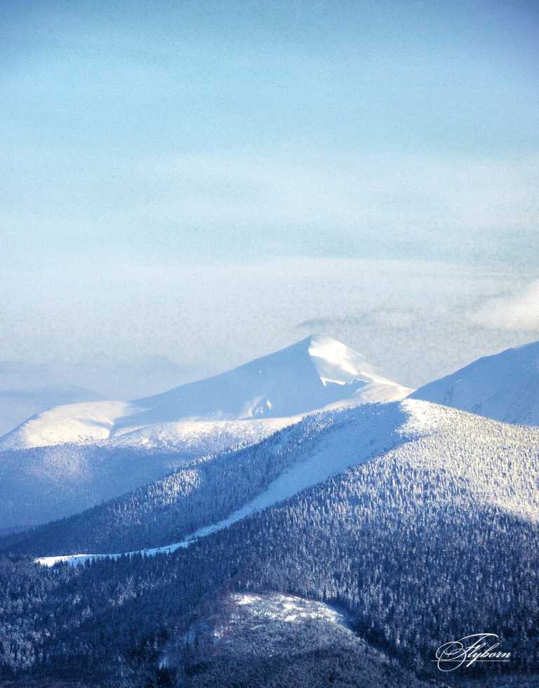Утро горы пейзаж Карпаты лыжи сноуборд горнолыжный