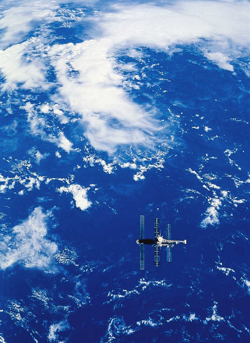Орбитальная станция над землей земля  орбитальная станция  космос