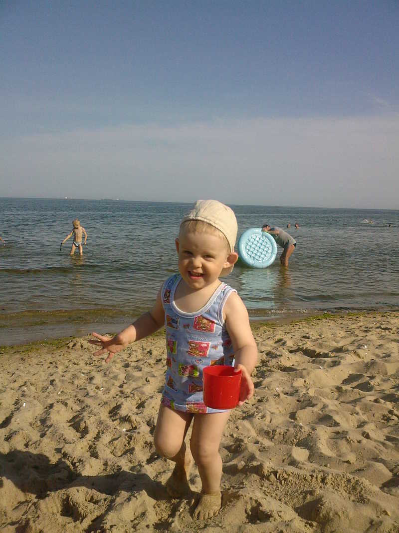 А это мой сын приглашает вас на Черное море Черное море  пляж