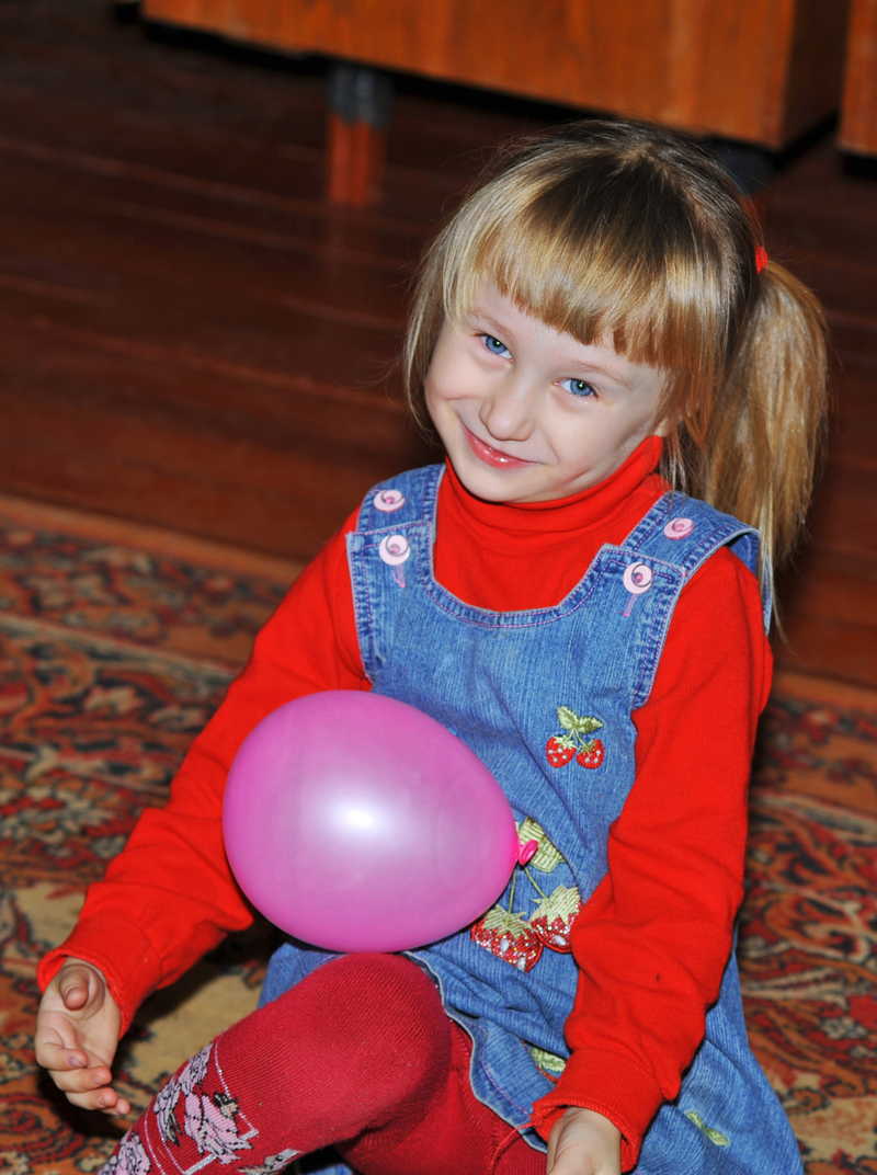 Кокетка девочка  ребёнок  шарик  игрушка  волосы  светлый  глаза  голубой  улыбка  искрится  чистота  nikon d 700  nikon 70-210 f/4