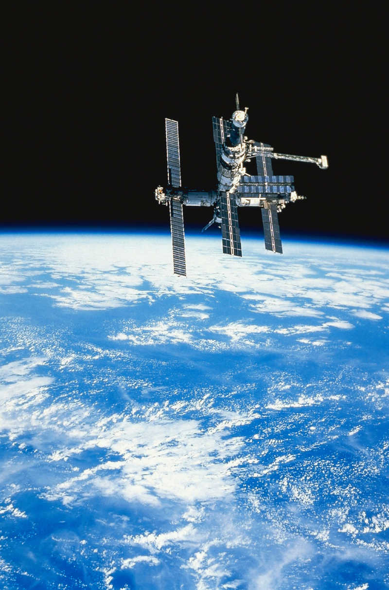 Орбитальная станция над землей земля  орбитальная станция  космос