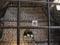В "Костнице" (Чехия, г.Кутна Гора) украшения сотворены из останков 40 000 человек.