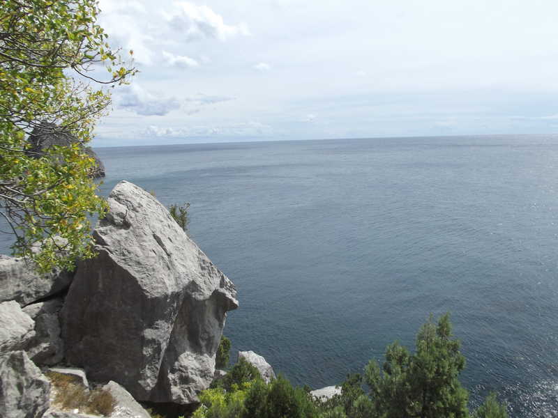 На краю обрива Украина  Симеиз  Скалы  Крым  Море  Черное море  Спуск  Пляж  Солнце.