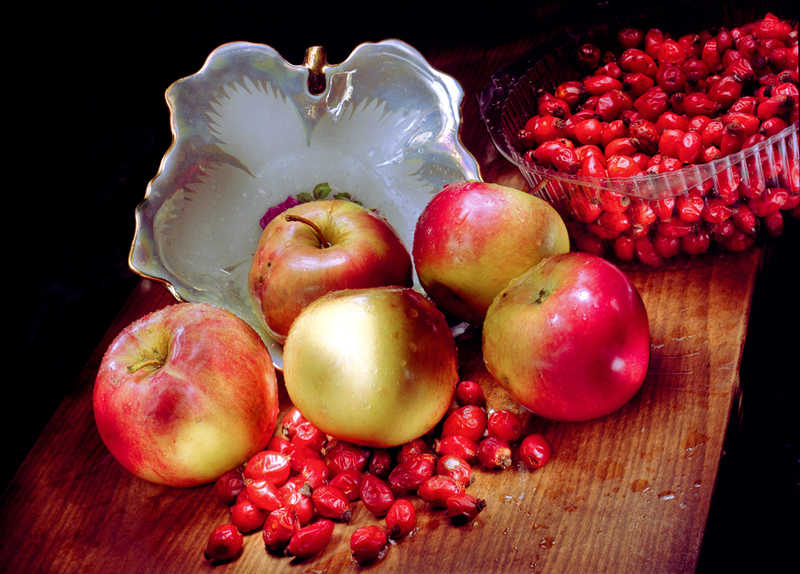 Яблоки и шиповник яблоки фрукты 