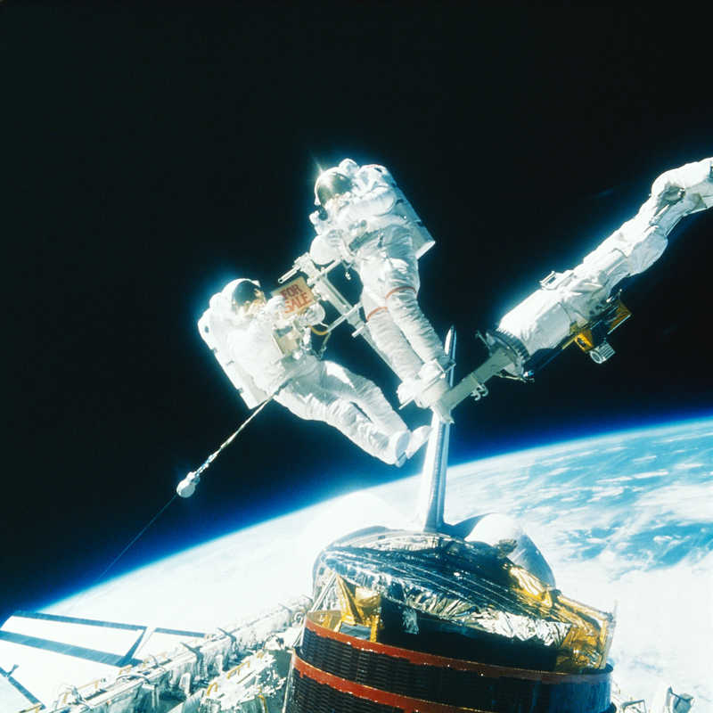 Космонавт на орбите открытый космос  космонавт  орбита