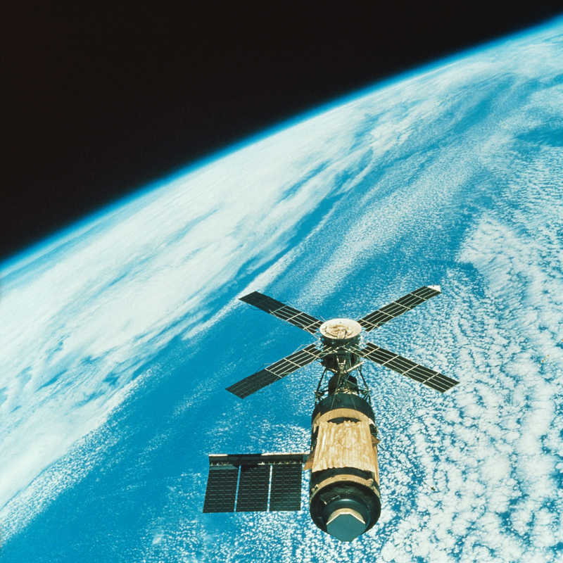 Орбитальная станция над землей космос  орбитальная станция
