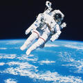 Космонавт в открытом космосе на орбите Земли