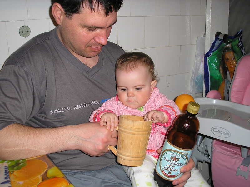 С папой... ребенок отец пиво бокал